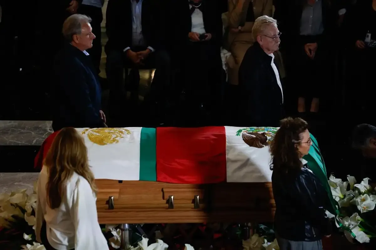 El féretro de Cuauhtémoc Cárdenas, cubierto con la bandera nacional, durante la despedida en Bellas Artes del 30 de octubre de 2026.