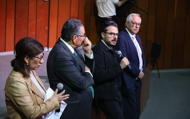 Zoé Robledo durante el encuentro con personal médico y operativo difundido por el IMSS el 30 de octubre de 2026. La imagen corresponde al diálogo institucional, no a la marcha.