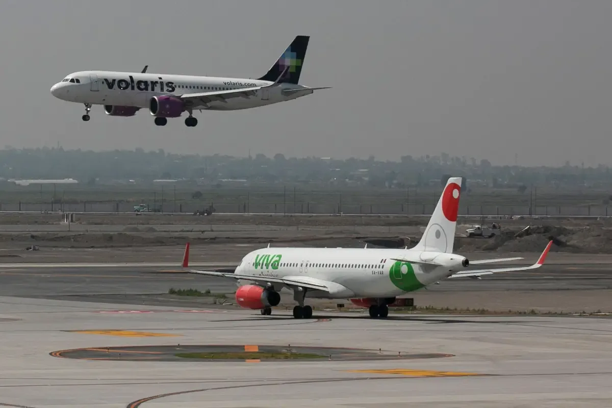Aviones de Volaris y Viva en el AIFA, en una imagen de archivo. El retiro de restricciones permite plantear nuevas rutas; no acredita el inicio de un vuelo específico.
