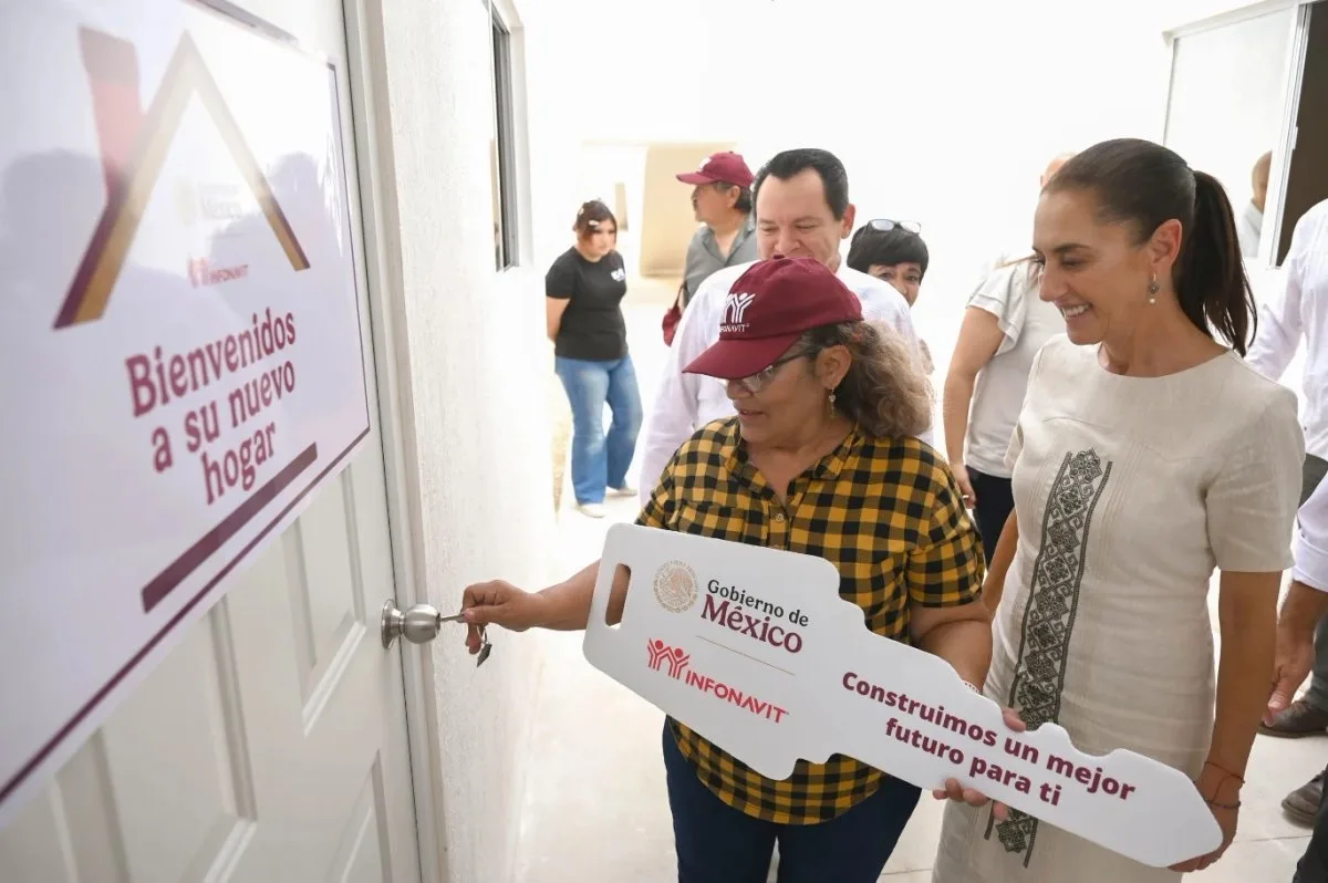 Claudia Sheinbaum durante una entrega de viviendas. En su gira por Yucatán abordó las deficiencias del sistema de salud.