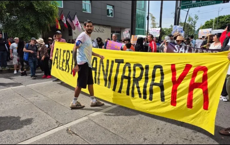 Participantes en la segunda marcha por agua limpia, el 18 de octubre en Guadalajara, antes de los disturbios del centro.