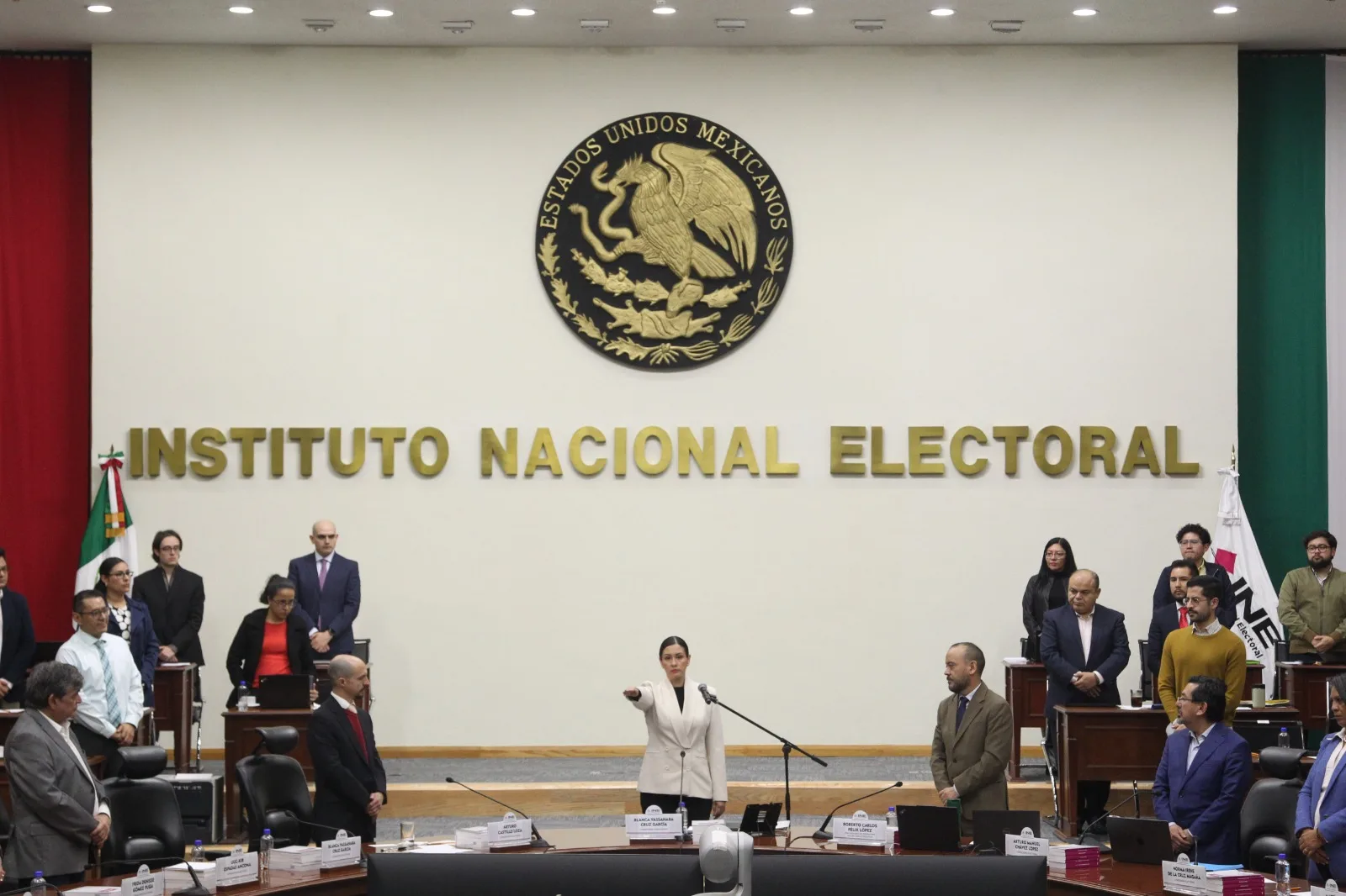 Blanca Cruz, presidenta provisional del INE. Imagen de archivo del relevo en el instituto; la propuesta sobre materiales electorales sigue pendiente de presentación.