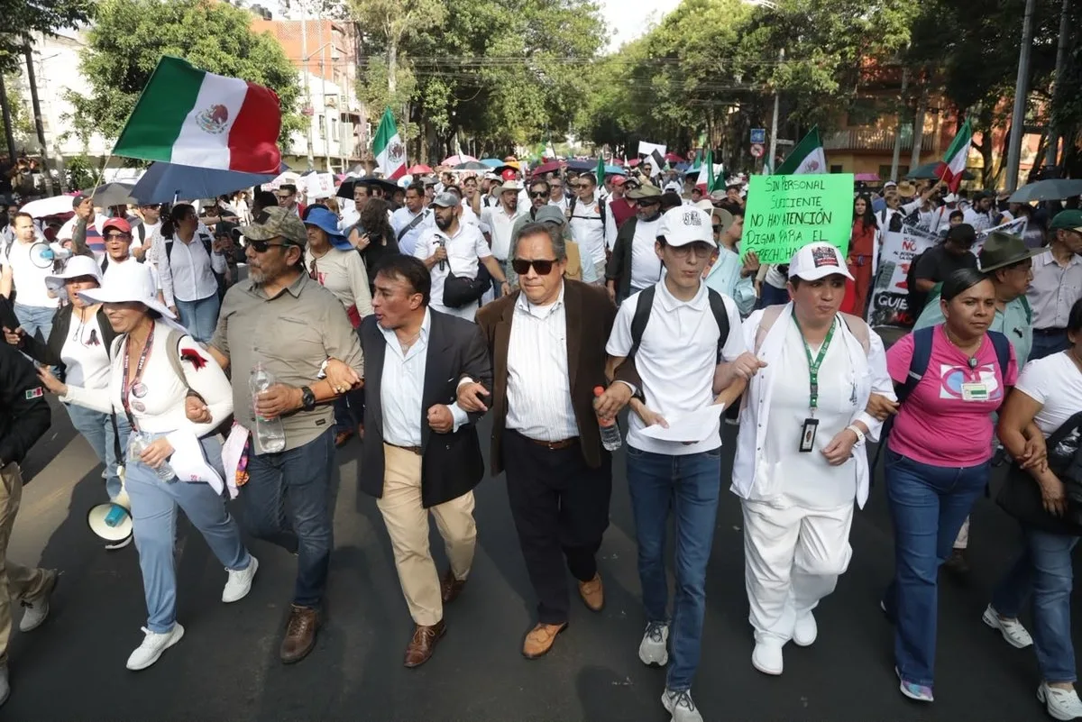 Trabajadores del IMSS durante una movilización previa. La nueva marcha está convocada para el miércoles 21 de octubre a las 15:00.
