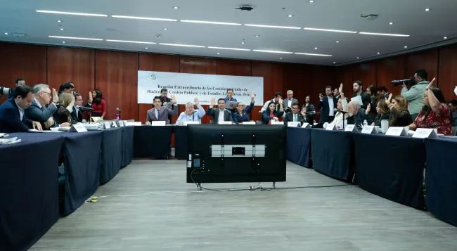 Las comisiones de Hacienda y de Estudios Legislativos Primera del Senado votaron los dictámenes del paquete fiscal de 2027.