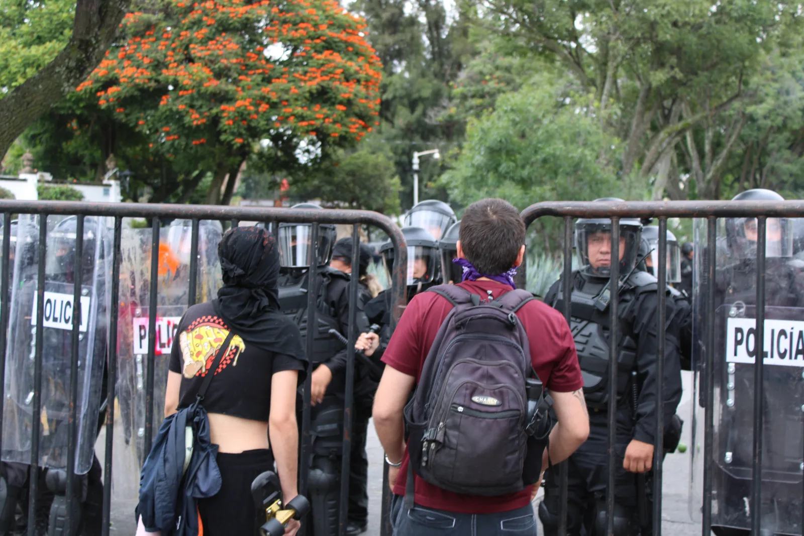 Policías antimotines y manifestantes durante la marcha por el agua frente a Casa Jalisco, el 11 de octubre de 2026.