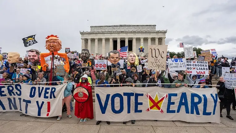 Manifestantes promueven el voto anticipado frente al Monumento a Lincoln, en Washington, el 17 de octubre de 2026.