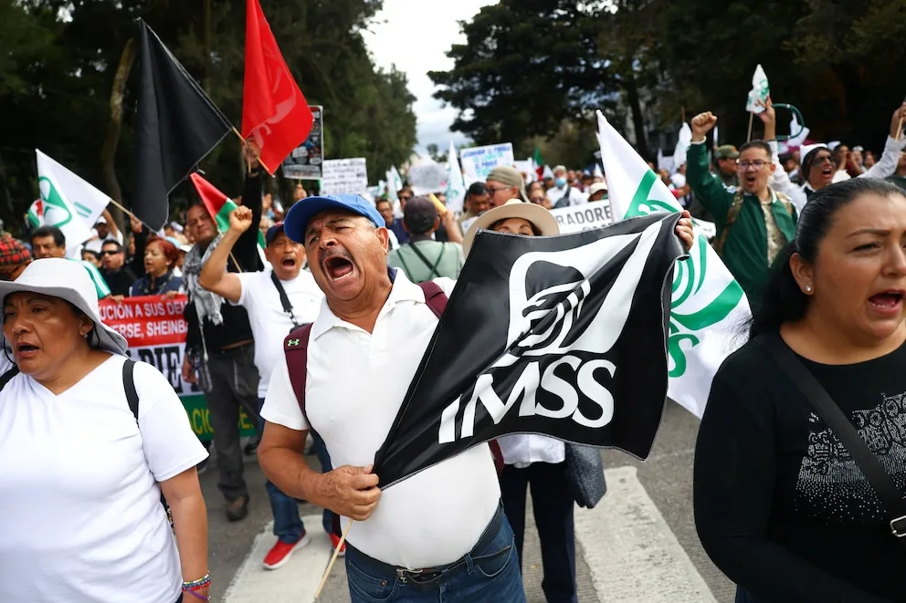 Protesta de trabajadores del IMSS. Imagen de archivo difundida en la cobertura de la convocatoria; no corresponde a la jornada del 30 de octubre.